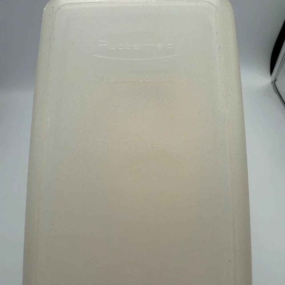 Rubbermaid Servin Saver 13 Cup Cereal Keeper Storage Container Flip Top Almond